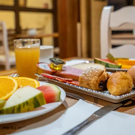 بيت ضيافة Yit Puerta Bisagra 2*